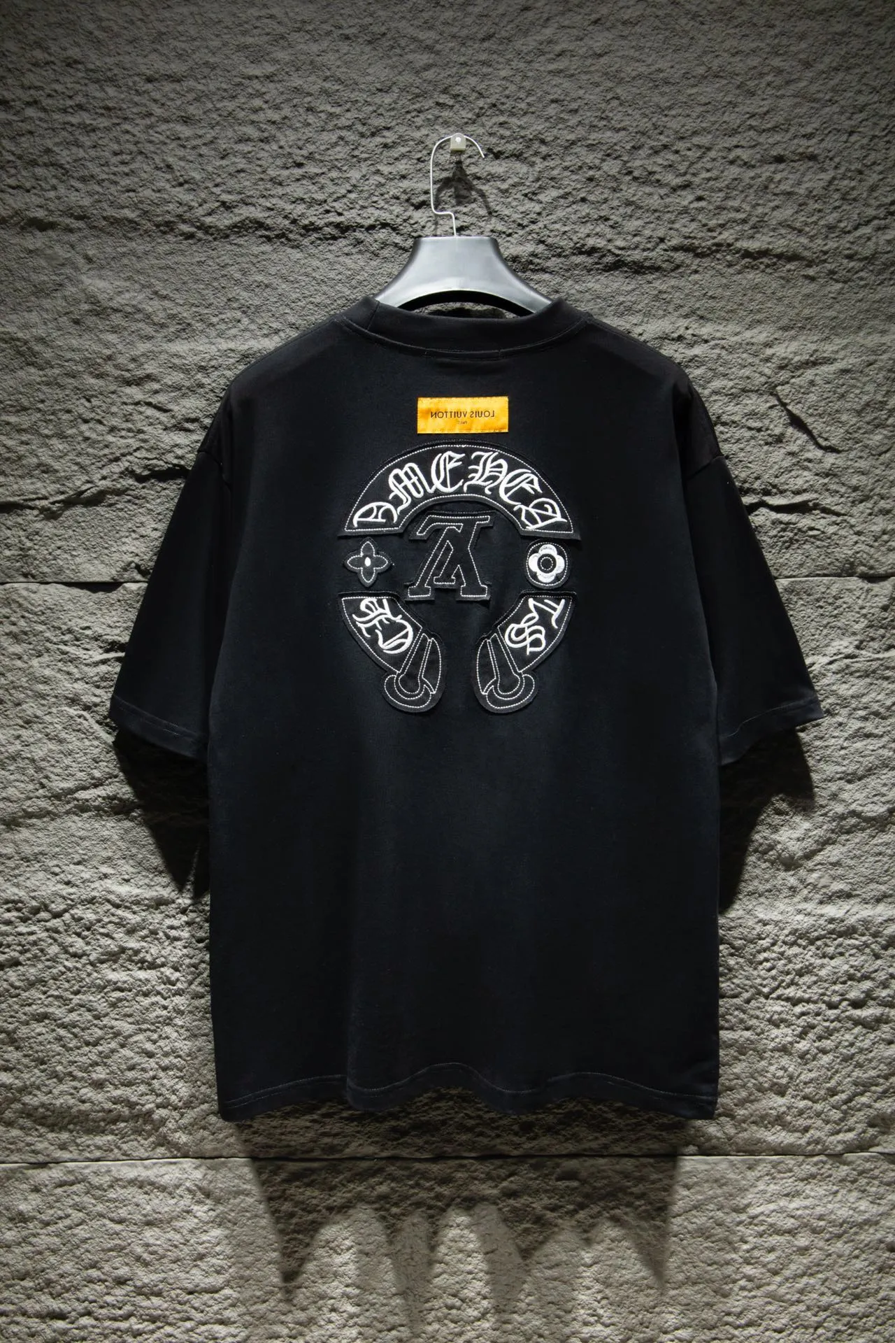 P160 🆕Chrome Hearts os version is really charming and Chrome Hearts is really a must-have. Each season's new version is made to the extreme. It is very practical and can be worn casually. Nice✔️ - ⚠️100% cotton. It is made of 32-count double yarn, 260-gram weight fabric and imported knitted carded cotton. It has moderate thickness, drape and contour, and the upper body is comfortable! ! It is very tolerant to fat body types and can instantly lose five pounds after wearing it!  Front panel #Back panel Simple elements# Artistic arrangement of English letters. Imported Tajima high-density heavy-duty embroidery technology. The font is three-dimensional and full. The letters are adjusted according to the original details and imported machine embroidery. The thickness is moderate. Handmade elements are added to the body, which greatly increases the interest of the clothing; unique visual effects. After special fraying effect treatment, a unique distressed effect is formed. An irregular hem is added to the version. This year, Crow Heart is focusing on the version. In the past two years, the oversize version has become the focus of the trend. It has also been a popular staple in the past two years. The change of designers has made this brand an instant hit. The progressive fashion of the times also needs the blood impact of fresh elements and trendy designs in order to continue its glory! It’s stylish both inside and outside, a must-have for high street travel! An absolute "eye-catching style" that can match couples 💏 Color: Black White Size: S M L XL